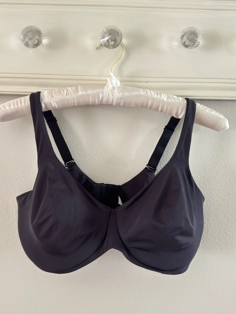 Bali Beauty Tailored Underwire Minimizer Bra | Black | Size 40D.